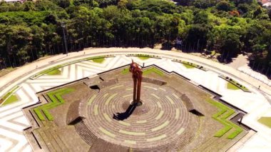 Bandung Ateş Denizi Anıtı 'nın Havadan Çekimi Tegalega Parkı, Bandung - Endonezya. Üst Manzara Ulusal Anıtı. Hava Videosu. Drone Görüntüleri. 4K çözünürlükte 30 Fps.