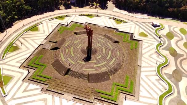 印度尼西亚万隆Tegalega公园万隆火海纪念馆空中开枪射击 全国名胜古迹 空中摄像 无人机的图像 以4K解析度30 Fps射击 — 图库视频影像