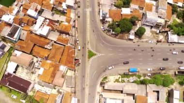 Drone Görüntüleri. 4K Çözünürlük 30 Fps 'de vuruldu. Otoyol T kavşağının hava görüntüsü, Jationangor bölgesine giden otoyol, Bandung, Batı Java Endonezya, Asya.