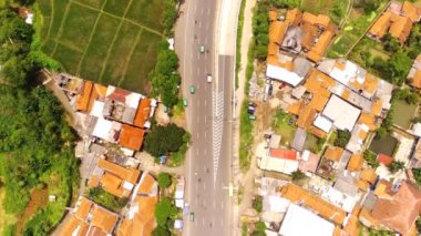 Drone Görüntüleri. 4K Çözünürlük 30 Fps 'de vuruldu. Cileunyi Otoyolu üst geçidinin havadan görüntüsü, Purbaleunyi Yolu 'na doğru otoyol, Bandung, Batı Java Endonezya, Asya.