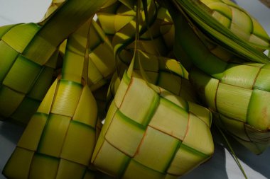 Ketupat paketini yakından çek. Ketupat yemeğini sarmak için dokunmuş hindistan cevizi yaprakları. Endonezya kültürü. Özel bayram yemeği. Ramazan Kareem. Ramazan Bayramı