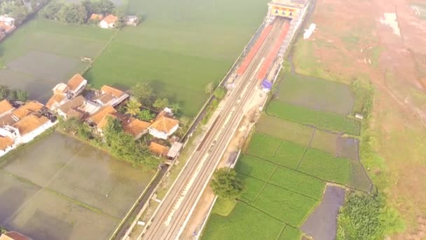 火车站的朦胧景象 印度尼西亚万隆兰开夏市铁路和车站的空中景观 自然条件 公共交通 以4K解像度射击 — 图库视频影像
