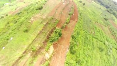 Yeşil Tepe 'nin Hiper Lapse Manzarası. Bandung şehrinin sınırında yeşil tepelerin ve otların bulunduğu Endonezya 'nın havadan görünüşü. Yukarıdan. Havadan manzaralar. İHA 4K 'dan ateşlenmiş. 30 Fps.