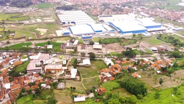 Paysage pittoresque de la zone industrielle de la vallée. Vue aérienne d'une vallée remplie de routes d'accès, d'usines, d'entrepôts en bordure de la ville de Bandung - Indonésie. Au-dessus. Paysages aériens. Vidéo drone avec résolution 4K 30 Fps