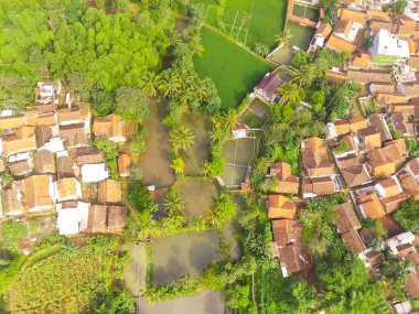 Tepenin yamacındaki konutun görüntüsü. Cicalengka, Bandung, Endonezya 'da uzak bir bölgedeki konut manzarası. Yukarıdan. Konut endüstrisi. 100 metre yükseklikte İHA 'da vuruldu.