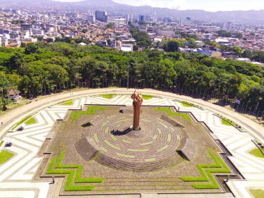 Bandung Ateş Denizi Anıtı Tegalega Parkı, Bandung - Endonezya. Endonezya, Asya 'daki en büyük ulusal anıt. Hava görüntüsü. Drone Fotoğrafçılık. 100 metre yükseklikte uçan bir İHA tarafından vuruldu.