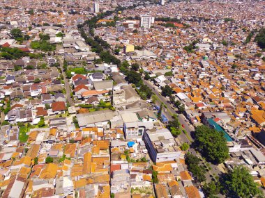 Bandung şehrindeki yoğun yerleşim alanları arasındaki ana yolların manzarası. Downton 'daki yoğun konut ve otoyolların görüntüsü. Sosyal konular. Drone Fotoğrafçılık. 100 metreden uçan bir İHA tarafından vuruldu. 