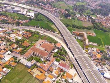 Cileunyi Otoyolu üst geçidinin kuş bakışı görüntüsü, Cileunyi kavşağının üstündeki otoyol, Bandung, Batı Java Endonezya, Asya. Ulaşım Endüstrisi. Yukarıdan. Şehirler arası yol erişimi. İHA 'dan ateşlenmiş.