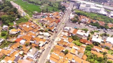 Bayram trafiğine bağlı hava trafik görüntüsü var. Endonezya, Bandung 'daki trafik sıkışıklığının en üst görüntüsü. Ulaşım Endüstrisi. Yukarıdan. Şehirler arası yol erişimi. 4k Video Çözünürlüğü 30 Fps