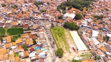 Bayram trafiğine bağlı trafik yoğunluğunun aşırı hızlanması. Endonezya, Bandung 'daki trafik sıkışıklığının en üst görüntüsü. Ulaşım Endüstrisi. Yukarıdan. Şehirler arası yol erişimi. 4k Video Çözünürlüğü 30 Fps