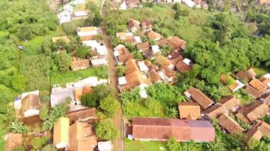 Kırsal bölgenin havadan çekilmiş görüntüleri. Cicalengka, Bandung, Endonezya 'da uzak bir bölgedeki konut manzarası. Yukarıdan. Konut endüstrisi. 100 metre yükseklikte uçan bir İHA 'da vuruldu. 4k Video Çözünürlüğü 30 Fps