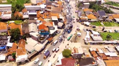 Bayram trafiğine bağlı hava trafik görüntüsü var. Endonezya, Bandung 'daki trafik sıkışıklığının en üst görüntüsü. Ulaşım Endüstrisi. Yukarıdan. Şehirler arası yol erişimi. 4k Video Çözünürlüğü 30 Fps