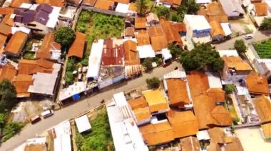 Kırsal kesimde hiper kusur. Cicalengka, Bandung, Endonezya 'da uzak bir bölgedeki konut manzarası. Yukarıdan. Konut endüstrisi. 4K Video Çözünürlüğü 30 Fps