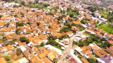 Kırsal kesimin görüntüsü. Cicalengka, Bandung, Endonezya 'da uzak bir bölgedeki konut manzarası. Yukarıdan. Konut endüstrisi. 4K Video Çözünürlüğü 30 Fps