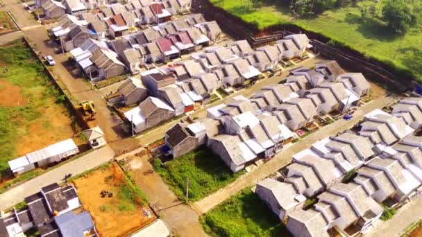 印度尼西亚万隆市公共房屋的摄像 从空中俯瞰城市边缘的公共住房 从上往下看 房屋发展 社会问题 Video Resolution — 图库视频影像