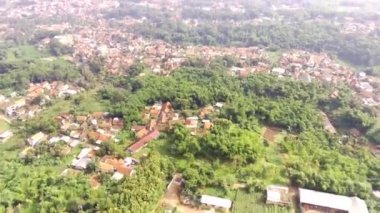 Kırsal Vadi 'nin hiper hızlandırılmış görüntüleri. Cicalengka, Bandung, Endonezya 'daki konut, orman ve pirinç tarlalarının havadan görünüşü. Yukarıdan. 4k Video Çözünürlüğü 30 Fps