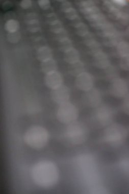 Kablosuz klavyenin bulanık arkaplanı soyut odaklanmış. Teknoloji. Desenli arkaplan