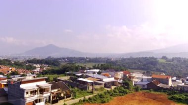 İHA 'nın geniş bir alanda kalkış videosu. Bandung, Endonezya 'nın kırsal kesiminde. Panoramik Peyzaj. 4k Görüntüleme Çözünürlüğü 30 FPS