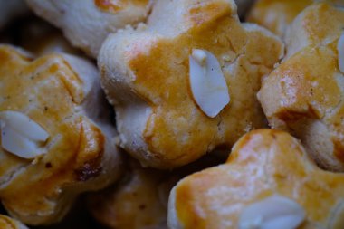 Ortasında fındık olan kurabiyelerin fotoğrafı. Kavanozdaki kurabiyelerin dokulu ayrıntıları. Grafik Kaynaklar. Yemek Fotoğrafçılığı. Kurabiye ve hamur işleri. Yemek Fotoğrafçılığı Konsepti. Lezzetli Mutfak