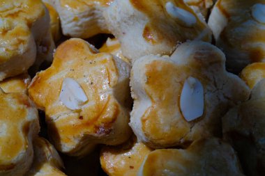 Ortasında fındık olan kurabiyelerin fotoğrafı. Kavanozdaki kurabiyelerin dokulu ayrıntıları. Grafik Kaynaklar. Yemek Fotoğrafçılığı. Kurabiye ve hamur işleri. Yemek Fotoğrafçılığı Konsepti. Lezzetli Mutfak