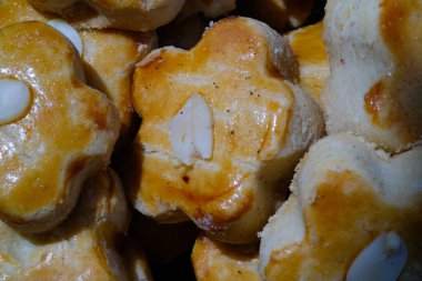 Ortasında fındık olan kurabiyelerin fotoğrafı. Kavanozdaki kurabiyelerin dokulu ayrıntıları. Grafik Kaynaklar. Yemek Fotoğrafçılığı. Kurabiye ve hamur işleri. Yemek Fotoğrafçılığı Konsepti. Lezzetli Mutfak