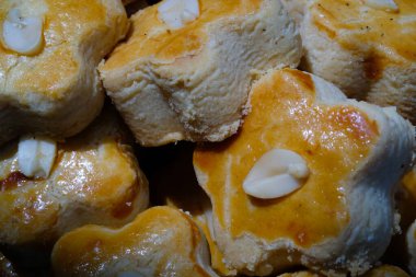 Ortasında fındık olan kurabiyelerin fotoğrafı. Kavanozdaki kurabiyelerin dokulu ayrıntıları. Grafik Kaynaklar. Yemek Fotoğrafçılığı. Kurabiye ve hamur işleri. Yemek Fotoğrafçılığı Konsepti. Lezzetli Mutfak