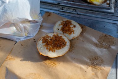 Bandung-Endonezya mutfağının tipik lezzetli Surabi yemekleri. Gurme Geçmişinin Dokulu Detayları. Grafik Kaynaklar. Yemek Fotoğrafçılığı. Kurabiye ve hamur işleri. Gıda Fotoğrafçılığı Konsepti.