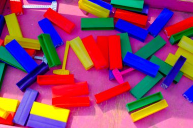 Renkli blok istifleme oyuncaklarının fotoğrafları. Çocuk oyuncağının desenli ayrıntıları. Grafik Kaynaklar. Oyuncak Fotoğrafçılığı. Oyuncaklar ve hobiler. Oyuncaklar Fotoğrafçılık Konsepti.