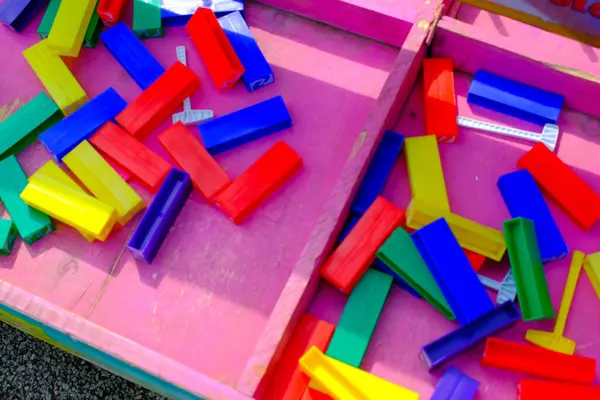 Renkli blok istifleme oyuncaklarının fotoğrafları. Çocuk oyuncağının desenli ayrıntıları. Grafik Kaynaklar. Oyuncak Fotoğrafçılığı. Oyuncaklar ve hobiler. Oyuncaklar Fotoğrafçılık Konsepti.