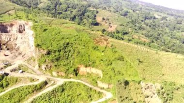 Sinema insansız hava aracı bir maden endüstrisinin tepesinde çekim yaptı. Madencilik endüstrisi, dağdaki canlıların ekosistemini yok ediyor. İnşaat endüstrisi. 4k Video Çözünürlüğü 30 Fps
