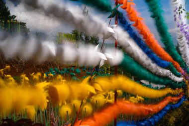 Dönen fırıldak sıralarının bulanık ve odaklanmış fotoğrafı. Lunaparktaki doğal manzaranın arka planı. Grafik Kaynaklar. Arka plan fotoğrafçılığı. Bulanık Arkaplan