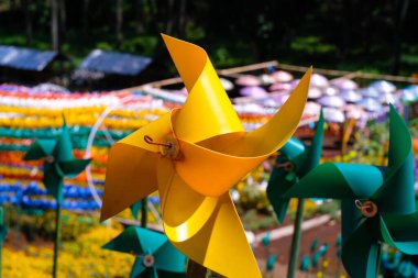 Eğlence parkında plastik fırıldak yakın plan. Lunaparktaki süs eşyalarının soyut arkaplanı. Grafik Kaynaklar. Makro Fotoğrafçılık. Seyahat belgesi. Tatil fotoğrafçılığı kavramı