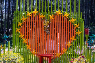 Parkın ortasında büyük bir kalp şeklinde fotoğraf kabini. Lunaparkı süsleyen süslemelerin arka planı. Grafik Kaynaklar. Arka plan fotoğrafçılığı. Seyahat Uçurumları