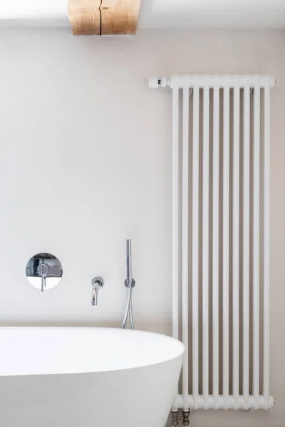 Verwarming Radiator Installeren Dicht Bij Witte Moderne Bad Badkamer Sanitair — Stockfoto