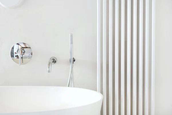 Neue Wohnung Innenausstattung Mit Weißem Badezimmer Leere Badewanne Wasserarmatur Duschkopf — Stockfoto
