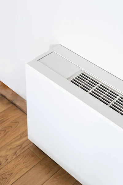 個別暖房システムの広告コンセプトがアパートに設置されています モダンで新しいデザインのラジエータ装置の高角度ビュー — ストック写真