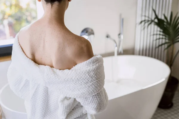Rückenansicht Einer Frau Mit Nackten Schultern Weißen Bademantel Steht Neben — Stockfoto