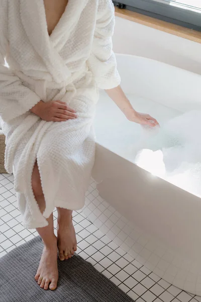 Vista Alto Ângulo Mulher Vestindo Roupão Banho Branco Sentado Banheira — Fotografia de Stock