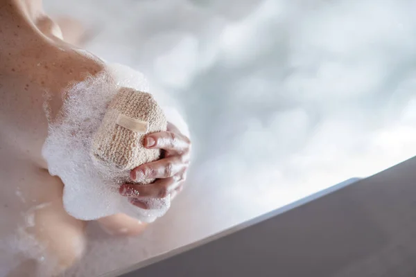 Vista Alto Ângulo Mão Mulher Usando Esponja Banho Lavando Pele — Fotografia de Stock