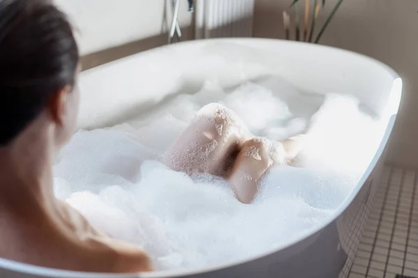 호텔에서의 즐거움 여자가 아침에 욕실에서 거품으로 목욕하는 각도로 보인다 — 스톡 사진