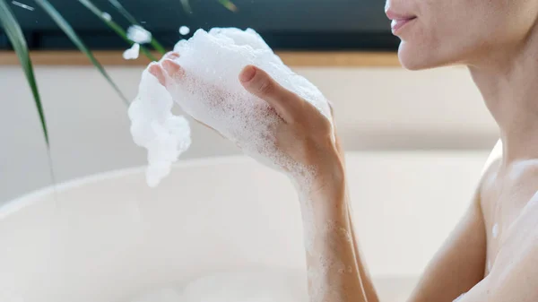 Recortado Tiro Mujer Feliz Soplando Espuma Cámara Lenta Mientras Ella — Foto de Stock