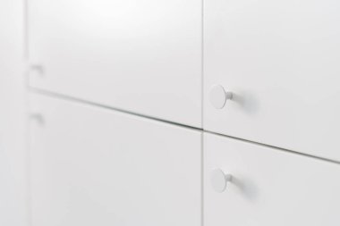 Modern apartmandaki oturma odasında kapalı dolap kapısındaki metal topuza ya da gardıroba, mobilyaların tasarım ve dokusuna özen gösterin.