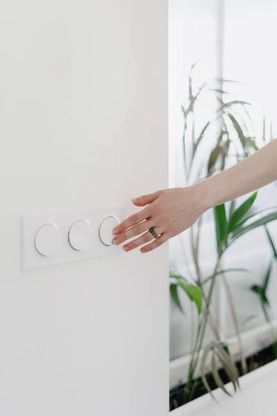 Beskärda Skott Kvinnlig Hand Tryck Plast Rund Knapp Modern Lägenhet — Stockfoto
