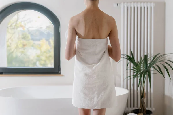 Achteraanzicht Van Vrouw Gewikkeld Witte Katoenen Handdoek Buurt Van Bad — Stockfoto