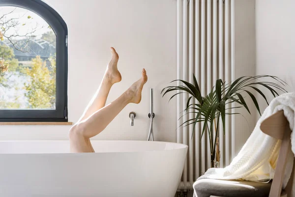 Nahaufnahme Einer Jungen Frau Die Die Füße Hochlegt Der Badewanne — Stockfoto