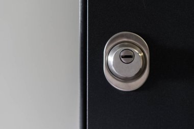Metal anahtar deliğiyle kapıyı kapat. Beyaz kopya uzay duvarına yakın yeni çelik kilit. Özel binalarda yüksek güvenlik teknolojisi kavramları
