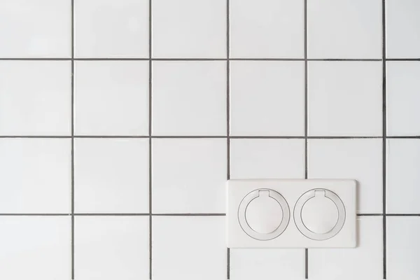 Στρογγυλό Πλαστικό Καλύπτονται Πρίζες Ρεύματος Λευκό Πλακάκια Φόντο Στην Κουζίνα — Φωτογραφία Αρχείου