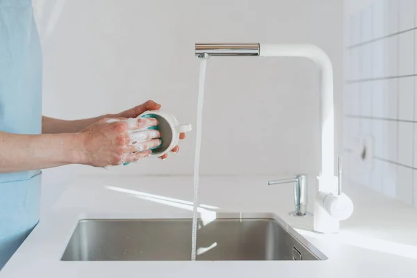 Modern Mosdókagyló Konyhában Csapolja Víz Áramlását Női Kéz Fogja Tisztító — Stock Fotó