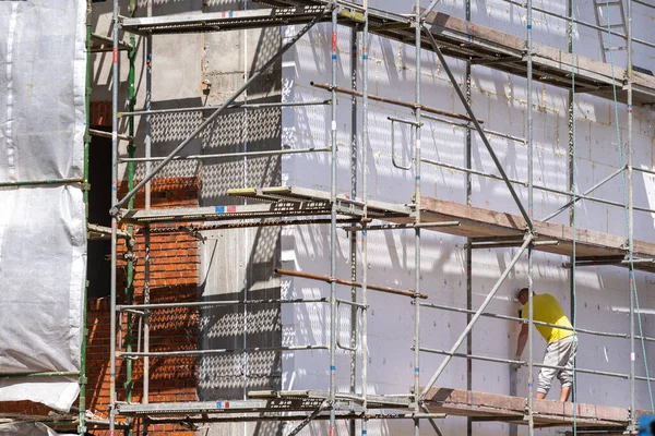 Professionelle Arbeiter Stehen Auf Einem Gerüst Der Nähe Des Bau — Stockfoto