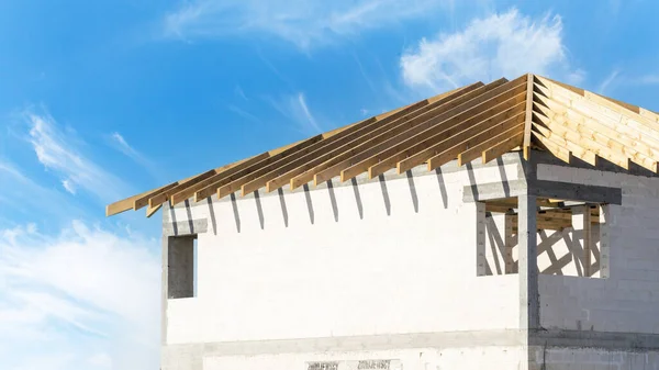 Vista Edifício Inacabado Blocos Concreto Telhado Com Pranchas Treliça Madeira — Fotografia de Stock